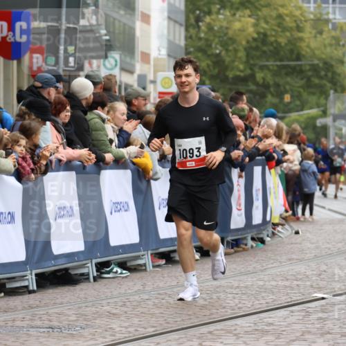 05.10.2025 - 20. swb-Marathon Bremen Strokosch-Dieckow http://msf.ph/oto/9269233 05.10.2025 13:01:00 Ziel 628, 1093, 1215, 4358, 8382 meine-sportfotos.de