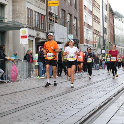 05.10.2025 - 20. swb-Marathon Bremen Strokosch-Dieckow http://msf.ph/oto/9269249 05.10.2025 11:07:34 Ziel 8123, 9212, 9557, 9615, 10135, 10365, 10366, 10550, 10706, 10782, 10783, 11490, 11677, 8123, 9212, 9557, 9615, 10135, 10365, 10366, 10550, 10706, 10782, 10783, 11490, 11677 meine-sportfotos.de