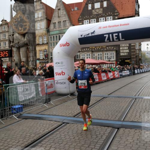 05.10.2025 - 20. swb-Marathon Bremen Yannick Fuchs http://msf.ph/oto/9269257 05.10.2025 12:14:15 Ziel 1779 meine-sportfotos.de