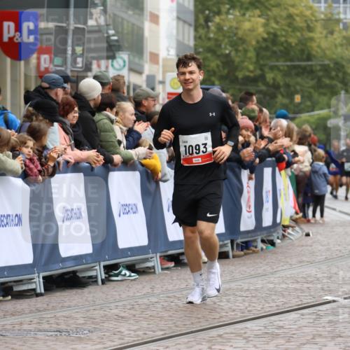 05.10.2025 - 20. swb-Marathon Bremen Strokosch-Dieckow http://msf.ph/oto/9269260 05.10.2025 13:01:00 Ziel 628, 1093, 1215, 4358, 8382 meine-sportfotos.de