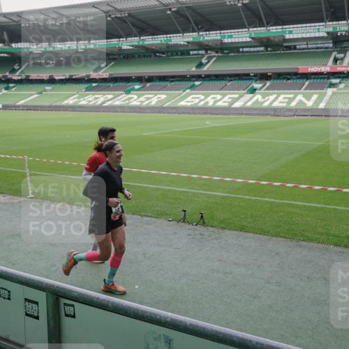 05.10.2025 - 20. swb-Marathon Bremen Michael Burmester http://msf.ph/oto/9269261 05.10.2025 12:38:13 Laufen im Stadion 57, 383, 481, 1005, 1058, 1379, 1833, 2168, 5423, 9080, 728, 2132, 5423, 5582, 7266 meine-sportfotos.de