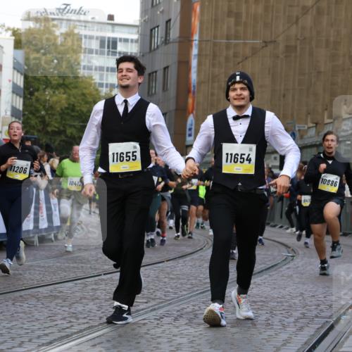 05.10.2025 - 20. swb-Marathon Bremen Strokosch-Dieckow http://msf.ph/oto/9269262 05.10.2025 11:09:43 Ziel 9001, 9538, 9731, 9732, 9887, 10245, 10316, 10412, 10672, 10881, 10886, 11206, 11407, 11654, 11655, 11664 meine-sportfotos.de