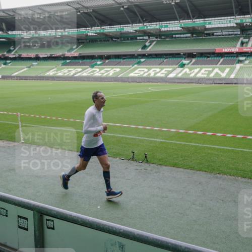 05.10.2025 - 20. swb-Marathon Bremen Michael Burmester http://msf.ph/oto/9269272 05.10.2025 12:38:30 Laufen im Stadion 383, 1005, 1058, 1379, 1520, 1833, 3975, 57, 481, 2168, 5423, 9080 meine-sportfotos.de