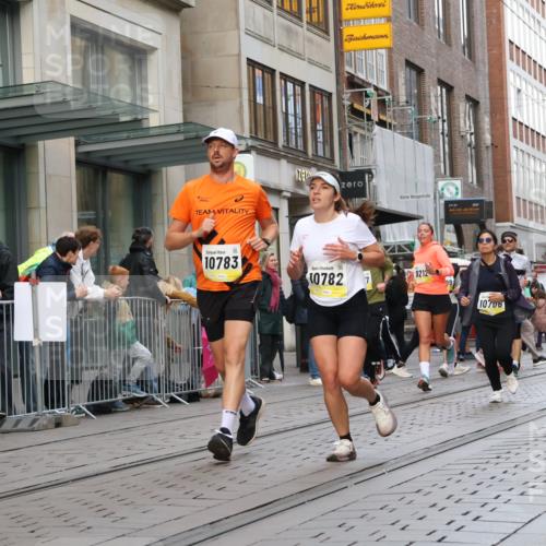 05.10.2025 - 20. swb-Marathon Bremen Strokosch-Dieckow http://msf.ph/oto/9269284 05.10.2025 11:07:35 Ziel 8123, 9212, 9557, 9615, 10135, 10365, 10366, 10550, 10706, 10782, 10783, 11490, 11677, 8123, 9212, 9557, 9615, 10135, 10365, 10366, 10550, 10706, 10782, 10783, 11490, 11677 meine-sportfotos.de