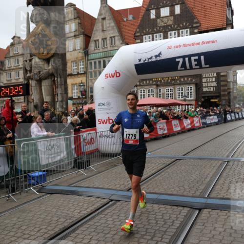 05.10.2025 - 20. swb-Marathon Bremen Yannick Fuchs http://msf.ph/oto/9269287 05.10.2025 12:14:15 Ziel 1779 meine-sportfotos.de