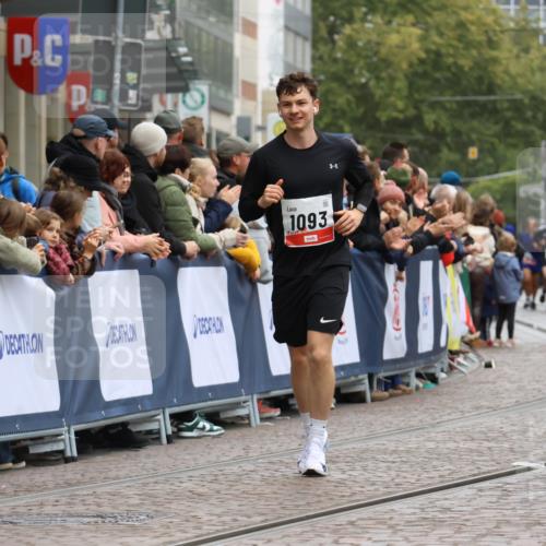 05.10.2025 - 20. swb-Marathon Bremen Strokosch-Dieckow http://msf.ph/oto/9269290 05.10.2025 13:01:00 Ziel 628, 1093, 1215, 4358, 8382 meine-sportfotos.de