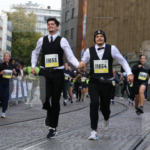 05.10.2025 - 20. swb-Marathon Bremen Strokosch-Dieckow http://msf.ph/oto/9269295 05.10.2025 11:09:43 Ziel 9001, 9538, 9731, 9732, 9887, 10245, 10316, 10412, 10672, 10881, 10886, 11206, 11407, 11654, 11655, 11664 meine-sportfotos.de