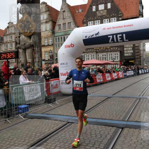 05.10.2025 - 20. swb-Marathon Bremen Yannick Fuchs http://msf.ph/oto/9269300 05.10.2025 12:14:15 Ziel 1779 meine-sportfotos.de