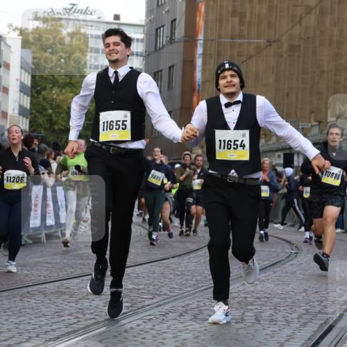 05.10.2025 - 20. swb-Marathon Bremen Strokosch-Dieckow http://msf.ph/oto/9269330 05.10.2025 11:09:43 Ziel 9001, 9538, 9731, 9732, 9887, 10245, 10316, 10412, 10672, 10881, 10886, 11206, 11407, 11654, 11655, 11664 meine-sportfotos.de