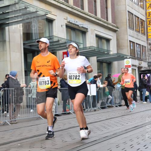 05.10.2025 - 20. swb-Marathon Bremen Strokosch-Dieckow http://msf.ph/oto/9269335 05.10.2025 11:07:37 Ziel 8123, 9212, 9557, 9599, 9615, 9617, 9874, 10125, 10135, 10365, 10366, 10550, 10706, 10782, 10783, 11309, 11490, 11677, 8123, 9212, 9557, 9599, 9615, 9617, 9874, 10125, 10135, 10365, 10366, 10550, 10706, 10782, 10783, 11309, 11490, 11677 meine-sportfotos.de