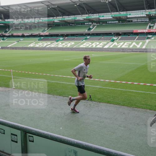 05.10.2025 - 20. swb-Marathon Bremen Michael Burmester http://msf.ph/oto/9269353 05.10.2025 12:38:46 Laufen im Stadion 193, 383, 685, 1005, 1329, 1352, 1379, 1520, 1833, 2940, 3975, 5074, 6541, 7999, 8341, 1058 meine-sportfotos.de