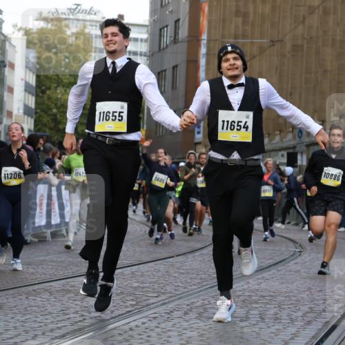 05.10.2025 - 20. swb-Marathon Bremen Strokosch-Dieckow http://msf.ph/oto/9269355 05.10.2025 11:09:43 Ziel 9001, 9538, 9731, 9732, 9887, 10245, 10316, 10412, 10672, 10881, 10886, 11206, 11407, 11654, 11655, 11664 meine-sportfotos.de