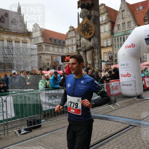 05.10.2025 - 20. swb-Marathon Bremen Yannick Fuchs http://msf.ph/oto/9269359 05.10.2025 12:14:16 Ziel 1779 meine-sportfotos.de