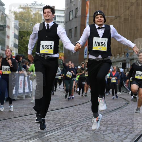 05.10.2025 - 20. swb-Marathon Bremen Strokosch-Dieckow http://msf.ph/oto/9269389 05.10.2025 11:09:43 Ziel 9001, 9538, 9731, 9732, 9887, 10245, 10316, 10412, 10672, 10881, 10886, 11206, 11407, 11654, 11655, 11664 meine-sportfotos.de