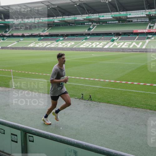 05.10.2025 - 20. swb-Marathon Bremen Michael Burmester http://msf.ph/oto/9269395 05.10.2025 12:38:52 Laufen im Stadion 193, 383, 685, 1005, 1329, 1352, 1379, 1520, 1833, 2940, 3975, 4807, 5074, 6541, 7999, 8341, 9082, 383, 1005, 1058 meine-sportfotos.de