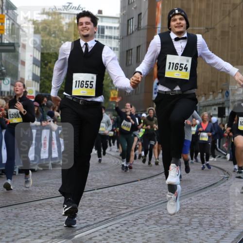 05.10.2025 - 20. swb-Marathon Bremen Strokosch-Dieckow http://msf.ph/oto/9269423 05.10.2025 11:09:43 Ziel 9001, 9538, 9731, 9732, 9887, 10245, 10316, 10412, 10672, 10881, 10886, 11206, 11407, 11654, 11655, 11664 meine-sportfotos.de