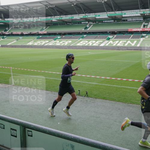 05.10.2025 - 20. swb-Marathon Bremen Michael Burmester http://msf.ph/oto/9269430 05.10.2025 12:38:57 Laufen im Stadion 193, 685, 1329, 1352, 1379, 1520, 1833, 2940, 3975, 4629, 4807, 5074, 6541, 7551, 7999, 8341, 9082, 383, 1005, 1058 meine-sportfotos.de
