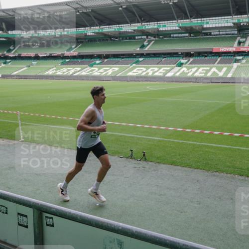 05.10.2025 - 20. swb-Marathon Bremen Michael Burmester http://msf.ph/oto/9269440 05.10.2025 12:38:58 Laufen im Stadion 193, 685, 1329, 1352, 1379, 1520, 1833, 2940, 3975, 4629, 4807, 5074, 6541, 7551, 7999, 8341, 9082, 383, 1005, 1058 meine-sportfotos.de