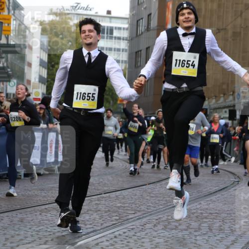 05.10.2025 - 20. swb-Marathon Bremen Strokosch-Dieckow http://msf.ph/oto/9269449 05.10.2025 11:09:43 Ziel 9001, 9538, 9731, 9732, 9887, 10245, 10316, 10412, 10672, 10881, 10886, 11206, 11407, 11654, 11655, 11664 meine-sportfotos.de