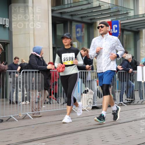 05.10.2025 - 20. swb-Marathon Bremen Strokosch-Dieckow http://msf.ph/oto/9269470 05.10.2025 11:07:42 Ziel 8123, 9212, 9557, 9599, 9617, 9874, 10125, 10135, 10365, 10366, 10706, 10782, 10783, 10866, 11019, 11309, 11490, 11670, 11677, 8123, 9212, 9557, 9599, 9617, 9874, 10125, 10135, 10365, 10366, 10706, 10782, 10783, 10866, 11019, 11309, 11490, 11670, 11677 meine-sportfotos.de