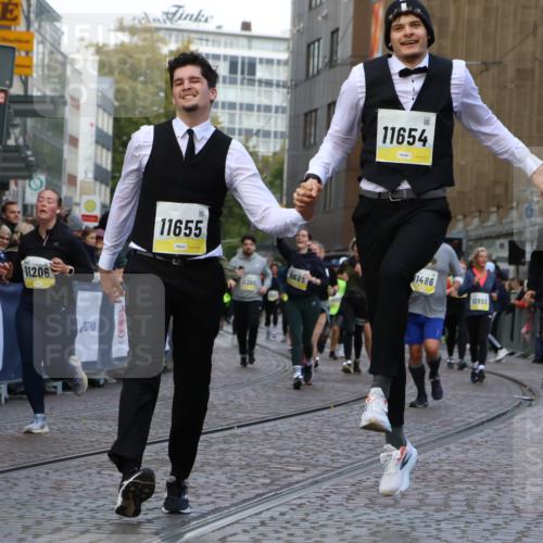 05.10.2025 - 20. swb-Marathon Bremen Strokosch-Dieckow http://msf.ph/oto/9269476 05.10.2025 11:09:43 Ziel 9001, 9538, 9731, 9732, 9887, 10245, 10316, 10412, 10672, 10881, 10886, 11206, 11407, 11654, 11655, 11664 meine-sportfotos.de