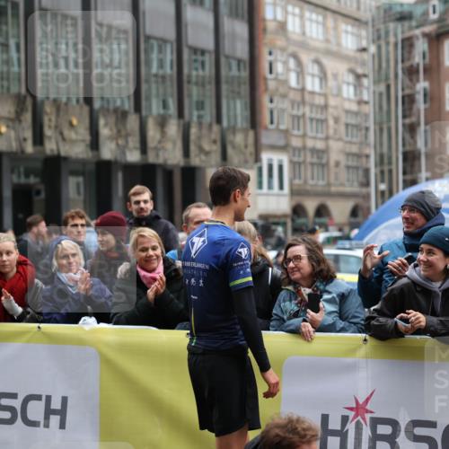 05.10.2025 - 20. swb-Marathon Bremen Yannick Fuchs http://msf.ph/oto/9269495 05.10.2025 12:14:26 Ziel  meine-sportfotos.de