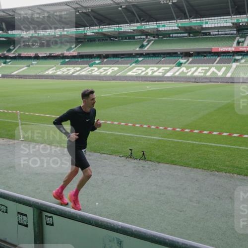 05.10.2025 - 20. swb-Marathon Bremen Michael Burmester http://msf.ph/oto/9269498 05.10.2025 12:39:06 Laufen im Stadion 193, 685, 1329, 1352, 1520, 2940, 3975, 4629, 4807, 5074, 6541, 7551, 7999, 8341, 9082, 383, 1005, 1379, 1833 meine-sportfotos.de