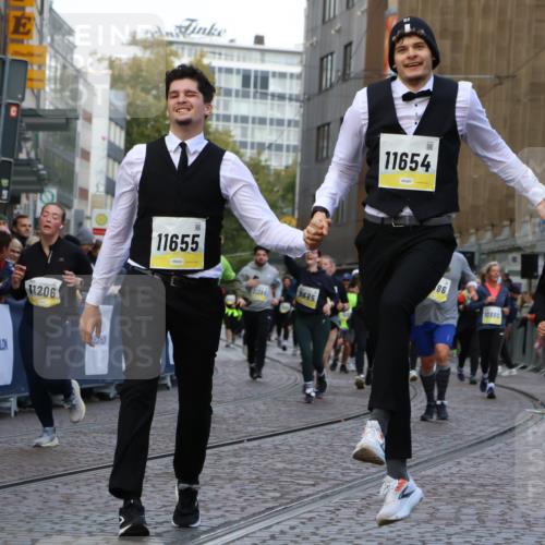 05.10.2025 - 20. swb-Marathon Bremen Strokosch-Dieckow http://msf.ph/oto/9269499 05.10.2025 11:09:43 Ziel 9001, 9538, 9731, 9732, 9887, 10245, 10316, 10412, 10672, 10881, 10886, 11206, 11407, 11654, 11655, 11664 meine-sportfotos.de
