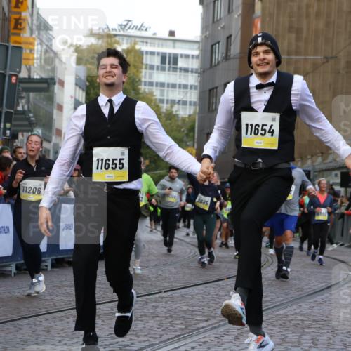 05.10.2025 - 20. swb-Marathon Bremen Strokosch-Dieckow http://msf.ph/oto/9269520 05.10.2025 11:09:43 Ziel 9001, 9538, 9731, 9732, 9887, 10245, 10316, 10412, 10672, 10881, 10886, 11206, 11407, 11654, 11655, 11664 meine-sportfotos.de