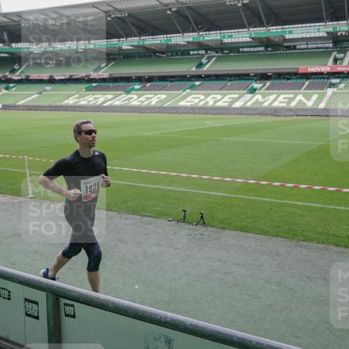 05.10.2025 - 20. swb-Marathon Bremen Michael Burmester http://msf.ph/oto/9269536 05.10.2025 12:39:24 Laufen im Stadion 193, 685, 826, 1198, 1329, 1345, 1352, 1925, 2940, 3975, 4030, 4629, 4807, 5074, 5240, 6541, 7551, 7999, 8341, 9082, 1520 meine-sportfotos.de