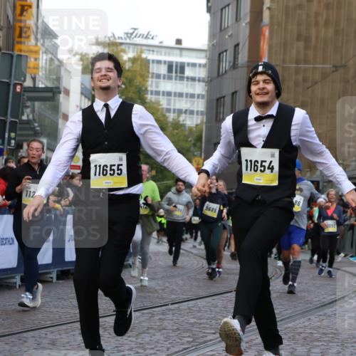 05.10.2025 - 20. swb-Marathon Bremen Strokosch-Dieckow http://msf.ph/oto/9269547 05.10.2025 11:09:43 Ziel 9001, 9538, 9731, 9732, 9887, 10245, 10316, 10412, 10672, 10881, 10886, 11206, 11407, 11654, 11655, 11664 meine-sportfotos.de