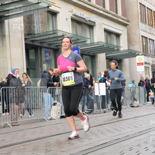 05.10.2025 - 20. swb-Marathon Bremen Strokosch-Dieckow http://msf.ph/oto/9269569 05.10.2025 11:07:46 Ziel 8123, 9212, 9401, 9519, 9557, 9599, 9617, 9874, 10125, 10135, 10365, 10366, 10706, 10782, 10783, 10866, 11019, 11232, 11309, 11490, 11670, 11677, 8123, 9212, 9401, 9519, 9557, 9599, 9617, 9874, 10125, 10135, 10365, 10366, 10706, 10782, 10783, 10866, 11019, 11232, 11309, 11490, 11670, 11677 meine-sportfotos.de