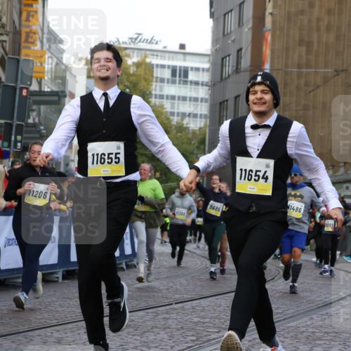 05.10.2025 - 20. swb-Marathon Bremen Strokosch-Dieckow http://msf.ph/oto/9269574 05.10.2025 11:09:43 Ziel 9001, 9538, 9731, 9732, 9887, 10245, 10316, 10412, 10672, 10881, 10886, 11206, 11407, 11654, 11655, 11664 meine-sportfotos.de