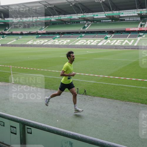 05.10.2025 - 20. swb-Marathon Bremen Michael Burmester http://msf.ph/oto/9269581 05.10.2025 12:39:35 Laufen im Stadion 236, 685, 826, 1198, 1329, 1345, 1352, 1626, 1925, 2940, 4030, 4629, 4807, 5074, 5240, 6541, 7551, 7999, 8341, 8849, 9082, 193, 3975, 5074 meine-sportfotos.de
