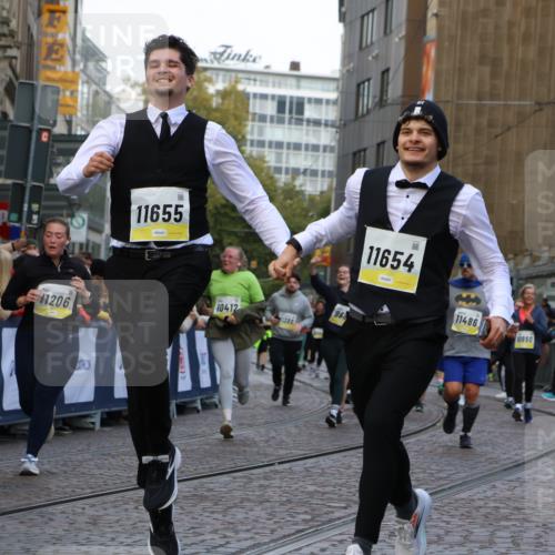 05.10.2025 - 20. swb-Marathon Bremen Strokosch-Dieckow http://msf.ph/oto/9269601 05.10.2025 11:09:43 Ziel 9001, 9538, 9731, 9732, 9887, 10245, 10316, 10412, 10672, 10881, 10886, 11206, 11407, 11654, 11655, 11664 meine-sportfotos.de