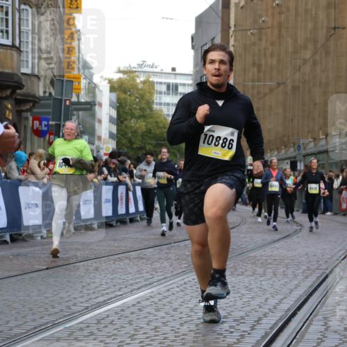 05.10.2025 - 20. swb-Marathon Bremen Strokosch-Dieckow http://msf.ph/oto/9269636 05.10.2025 11:09:46 Ziel 9001, 9410, 9538, 9685, 9887, 10316, 10412, 10448, 10672, 10827, 10881, 10886, 11206, 11219, 11486, 11654, 11655 meine-sportfotos.de