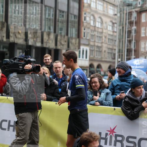 05.10.2025 - 20. swb-Marathon Bremen Yannick Fuchs http://msf.ph/oto/9269654 05.10.2025 12:14:34 Ziel  meine-sportfotos.de
