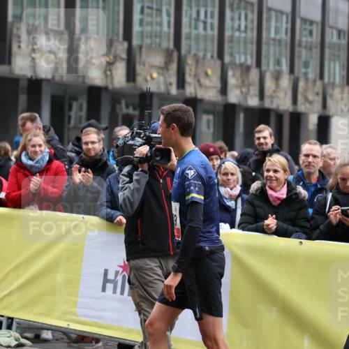 05.10.2025 - 20. swb-Marathon Bremen Yannick Fuchs http://msf.ph/oto/9269685 05.10.2025 12:14:36 Ziel  meine-sportfotos.de