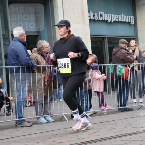 05.10.2025 - 20. swb-Marathon Bremen Strokosch-Dieckow http://msf.ph/oto/9269690 05.10.2025 11:07:50 Ziel 8123, 9353, 9401, 9519, 9557, 9599, 9617, 9874, 10125, 10132, 10365, 10706, 10782, 10783, 10866, 11019, 11097, 11232, 11309, 11490, 11670, 11671, 11677, 8123, 9353, 9401, 9519, 9557, 9599, 9617, 9874, 10125, 10132, 10365, 10706, 10782, 10783, 10866, 11019, 11097, 11232, 11309, 11490, 11670, 11671, 11677 meine-sportfotos.de