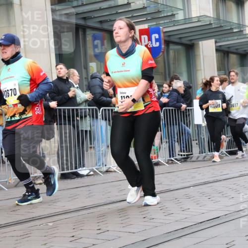05.10.2025 - 20. swb-Marathon Bremen Strokosch-Dieckow http://msf.ph/oto/9269702 05.10.2025 11:07:53 Ziel 9186, 9353, 9401, 9519, 9557, 9599, 9617, 9874, 10125, 10132, 10365, 10866, 11019, 11097, 11232, 11309, 11490, 11670, 11671, 11677, 9186, 9353, 9401, 9519, 9557, 9599, 9617, 9874, 10125, 10132, 10365, 10866, 11019, 11097, 11232, 11309, 11490, 11670, 11671, 11677 meine-sportfotos.de