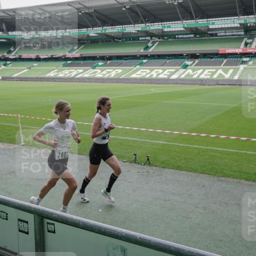 05.10.2025 - 20. swb-Marathon Bremen Michael Burmester http://msf.ph/oto/9269717 05.10.2025 12:39:54 Laufen im Stadion 133, 236, 241, 826, 1198, 1345, 1392, 1615, 1626, 1812, 1925, 2130, 4030, 4629, 5240, 5595, 6075, 6444, 7213, 7551, 7883, 8849, 685, 1329, 1352, 2940, 4807, 5074, 6541, 7999, 8341, 9082 meine-sportfotos.de