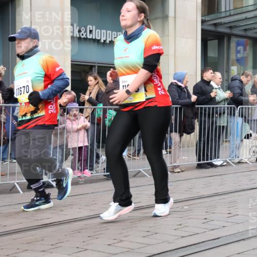 05.10.2025 - 20. swb-Marathon Bremen Strokosch-Dieckow http://msf.ph/oto/9269722 05.10.2025 11:07:53 Ziel 9186, 9353, 9401, 9519, 9557, 9599, 9617, 9874, 10125, 10132, 10365, 10866, 11019, 11097, 11232, 11309, 11490, 11670, 11671, 11677, 9186, 9353, 9401, 9519, 9557, 9599, 9617, 9874, 10125, 10132, 10365, 10866, 11019, 11097, 11232, 11309, 11490, 11670, 11671, 11677 meine-sportfotos.de