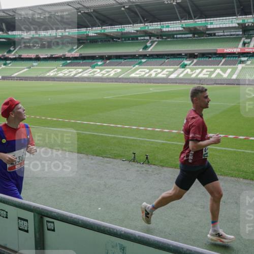 05.10.2025 - 20. swb-Marathon Bremen Michael Burmester http://msf.ph/oto/9269736 05.10.2025 12:39:55 Laufen im Stadion 133, 236, 241, 826, 1198, 1345, 1392, 1615, 1626, 1812, 1925, 2130, 4030, 4629, 5240, 5595, 6075, 6444, 7213, 7551, 7883, 8849, 685, 1329, 1352, 2940, 4807, 5074, 6541, 7999, 8341, 9082 meine-sportfotos.de