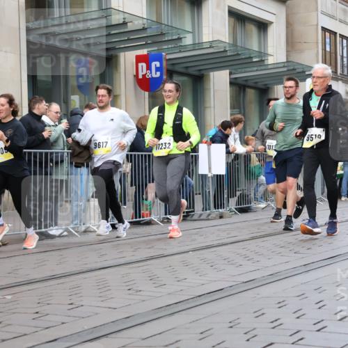 05.10.2025 - 20. swb-Marathon Bremen Strokosch-Dieckow http://msf.ph/oto/9269749 05.10.2025 11:07:54 Ziel 9186, 9353, 9401, 9519, 9557, 9599, 9617, 9874, 10125, 10132, 10866, 11019, 11097, 11232, 11309, 11490, 11670, 11671, 9186, 9353, 9401, 9519, 9557, 9599, 9617, 9874, 10125, 10132, 10866, 11019, 11097, 11232, 11309, 11490, 11670, 11671 meine-sportfotos.de