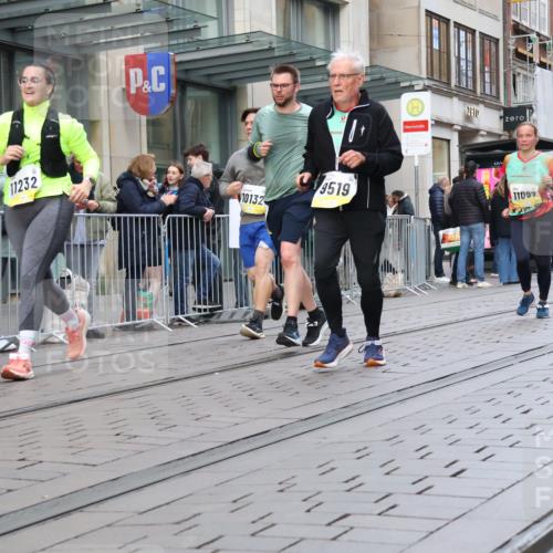 05.10.2025 - 20. swb-Marathon Bremen Strokosch-Dieckow http://msf.ph/oto/9269776 05.10.2025 11:07:55 Ziel 9186, 9353, 9401, 9519, 9552, 9557, 9599, 9617, 9874, 10125, 10132, 10866, 11019, 11097, 11232, 11309, 11490, 11670, 11671, 9186, 9353, 9401, 9519, 9552, 9557, 9599, 9617, 9874, 10125, 10132, 10866, 11019, 11097, 11232, 11309, 11490, 11670, 11671 meine-sportfotos.de