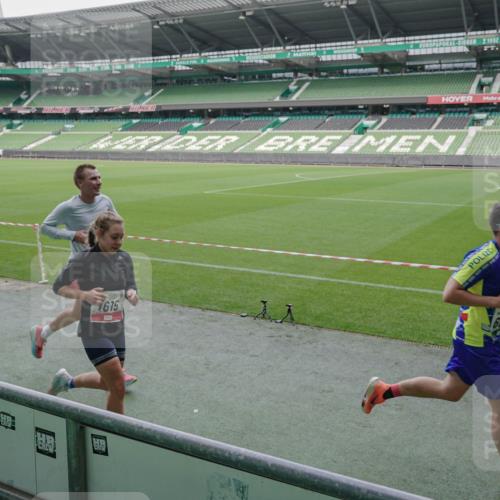 05.10.2025 - 20. swb-Marathon Bremen Michael Burmester http://msf.ph/oto/9269785 05.10.2025 12:40:01 Laufen im Stadion 133, 236, 241, 826, 1198, 1345, 1392, 1615, 1626, 1812, 1925, 2118, 2130, 4030, 5240, 5595, 6075, 6444, 7213, 7274, 7766, 7883, 8849, 1352, 4629, 4807, 7551, 7999, 9082 meine-sportfotos.de