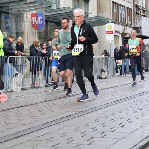 05.10.2025 - 20. swb-Marathon Bremen Strokosch-Dieckow http://msf.ph/oto/9269788 05.10.2025 11:07:55 Ziel 9186, 9353, 9401, 9519, 9552, 9557, 9599, 9617, 9874, 10125, 10132, 10866, 11019, 11097, 11232, 11309, 11490, 11670, 11671, 9186, 9353, 9401, 9519, 9552, 9557, 9599, 9617, 9874, 10125, 10132, 10866, 11019, 11097, 11232, 11309, 11490, 11670, 11671 meine-sportfotos.de