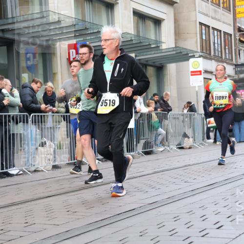 05.10.2025 - 20. swb-Marathon Bremen Strokosch-Dieckow http://msf.ph/oto/9269806 05.10.2025 11:07:55 Ziel 9186, 9353, 9401, 9519, 9552, 9557, 9599, 9617, 9874, 10125, 10132, 10866, 11019, 11097, 11232, 11309, 11490, 11670, 11671, 9186, 9353, 9401, 9519, 9552, 9557, 9599, 9617, 9874, 10125, 10132, 10866, 11019, 11097, 11232, 11309, 11490, 11670, 11671 meine-sportfotos.de