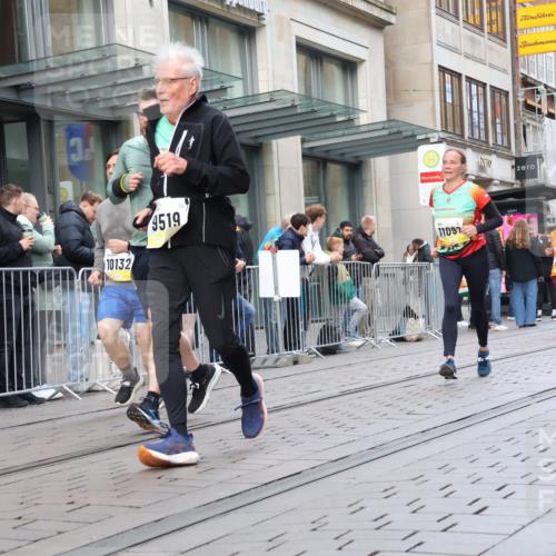 05.10.2025 - 20. swb-Marathon Bremen Strokosch-Dieckow http://msf.ph/oto/9269816 05.10.2025 11:07:56 Ziel 9186, 9353, 9401, 9519, 9552, 9557, 9599, 9617, 9874, 10125, 10132, 10866, 11019, 11097, 11232, 11309, 11670, 11671, 9186, 9353, 9401, 9519, 9552, 9557, 9599, 9617, 9874, 10125, 10132, 10866, 11019, 11097, 11232, 11309, 11670, 11671 meine-sportfotos.de