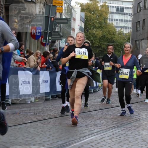 05.10.2025 - 20. swb-Marathon Bremen Strokosch-Dieckow http://msf.ph/oto/9269825 05.10.2025 11:09:50 Ziel 9410, 9685, 9972, 10448, 10827, 10860, 11206, 11219, 11381, 11486 meine-sportfotos.de